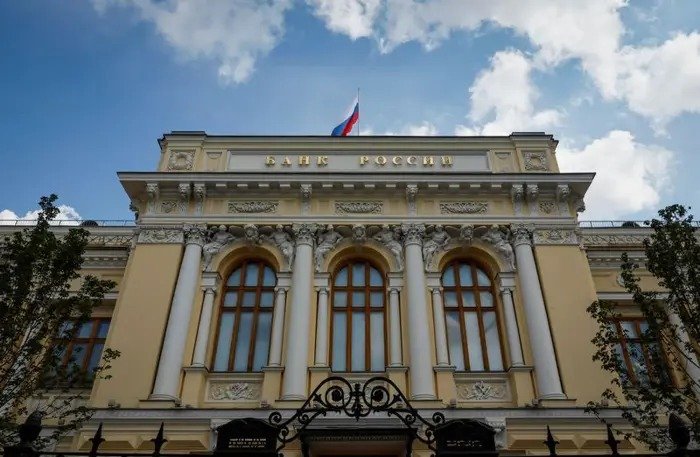 A Russian state flag flies over the Central Bank headquarters in Moscow, Russia, August 15, 2023. A sign reads: "Bank of Russia". REUTERS/Shamil Zhumatov/ File Photo Purchase Licensing Rights